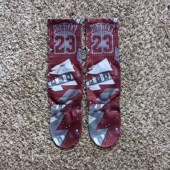 Jordan 5 burgundy socks - Picture 2 of 2